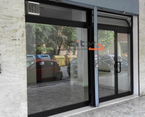 serramenti-clo-serramenti-infissi-vetrine-800x600-495x400 - Locale commerciale Negozio Bassano del Grappa (VI)  